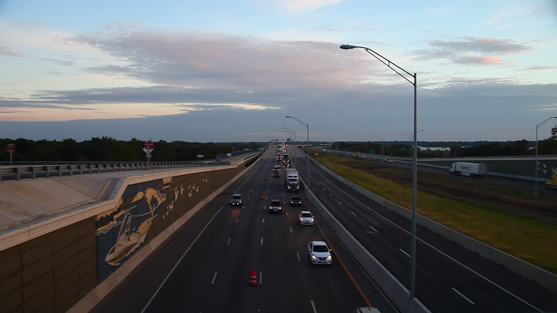 在列维斯维尔德克萨斯州e高速公路上的汽车视频的预览图