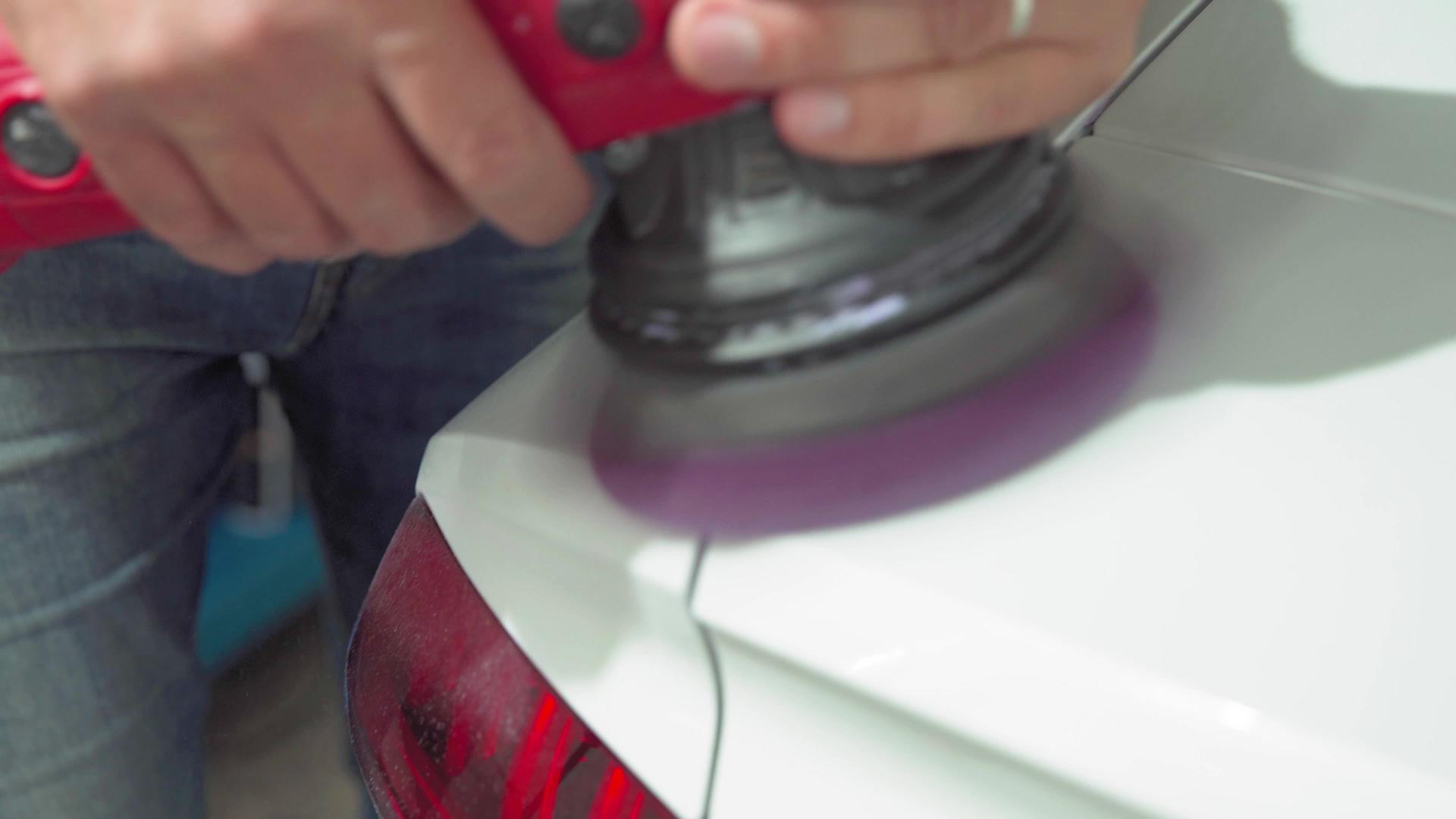 用研磨机修理车身用蜡和油漆保护a防腐剂视频的预览图