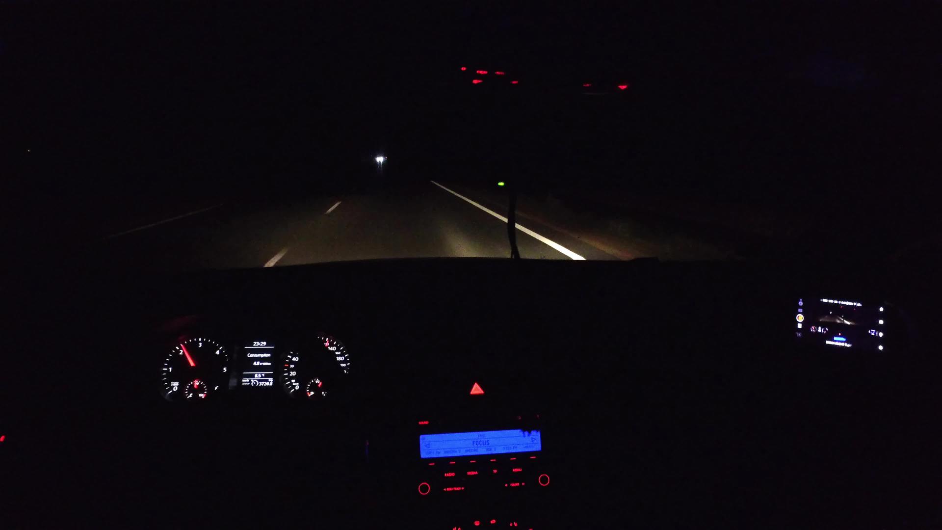 汽车在夜间迅速行驶汽车灯光照亮视频的预览图