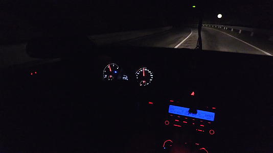 方向盘和灯光仪表板的内部视线在夜间驾驶汽车视频的预览图