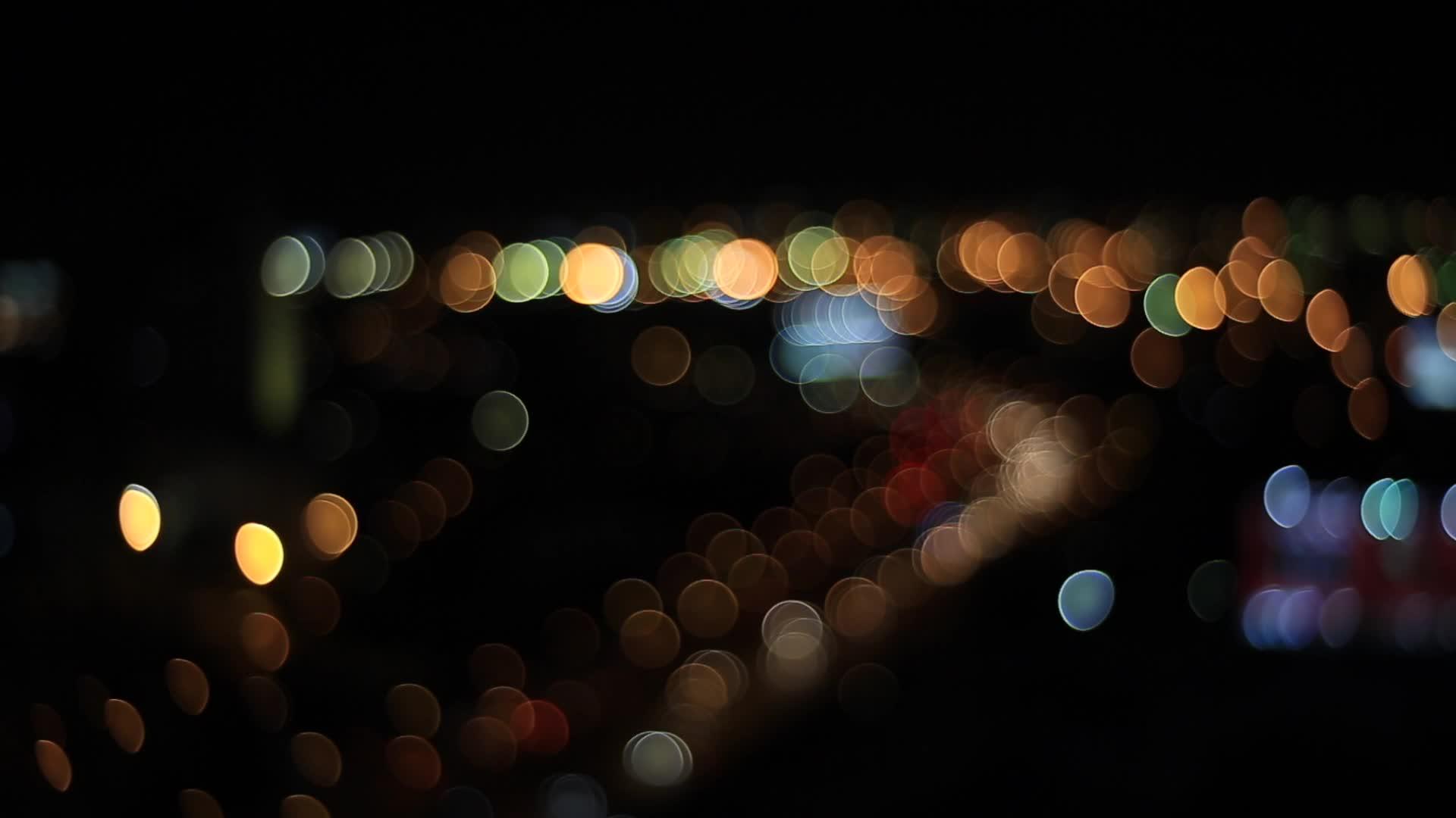 城市街道附近的汽车和交通灯闪烁着模糊的基础抽象视频的预览图