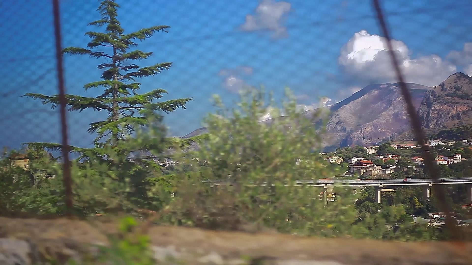 火车启动时的风景视频的预览图