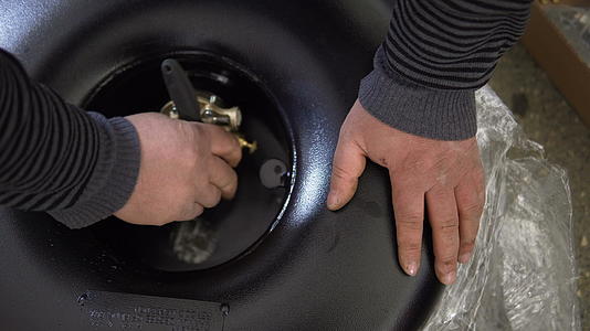 在汽车后备箱的甜甜圈罐中安装一个液化石油气气瓶lpg视频的预览图
