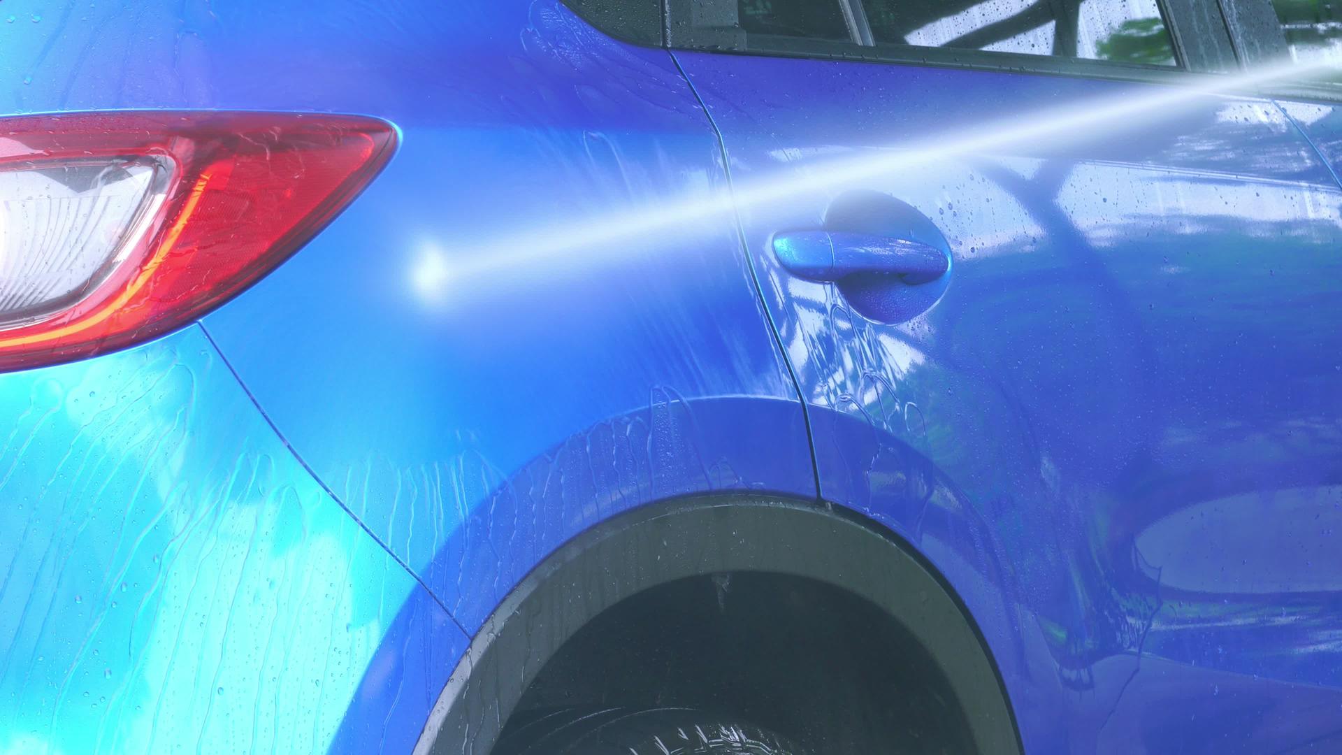 蓝色紧凑型与运动和现代设计SUV洗车自助服务视频的预览图