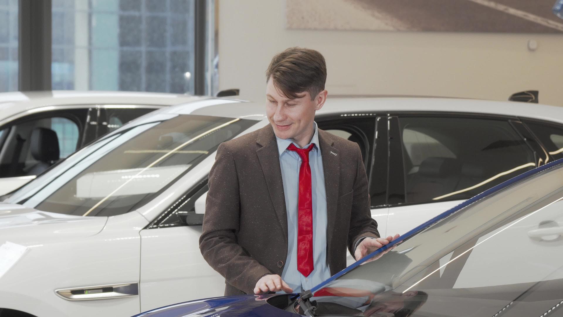 在经销商中成年男性客户检查现代汽车的销售情况视频的预览图