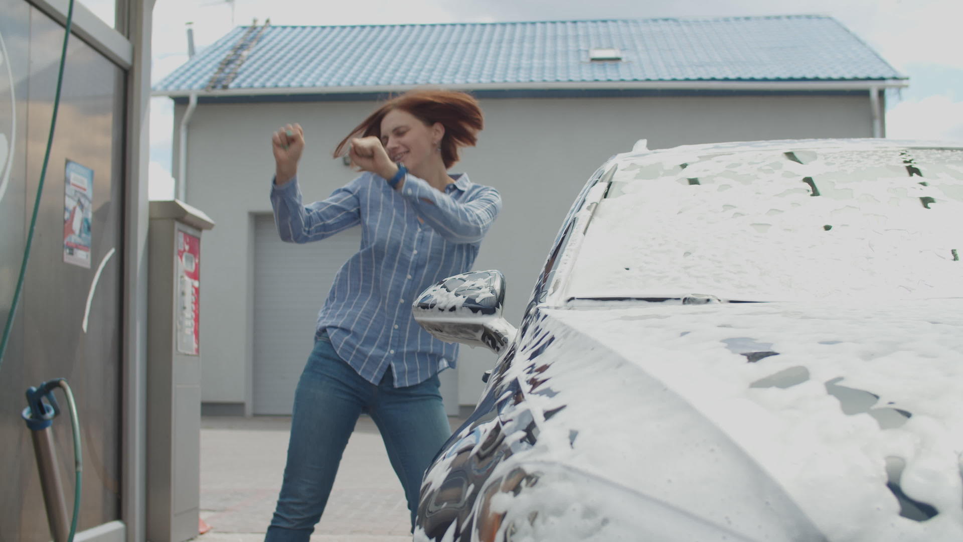 年轻的成年女性愿意用外面的泡沫和水洗车但她在外面视频的预览图
