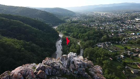 在普里莫斯基地区Kavalerovo德苏岩石上空视频的预览图