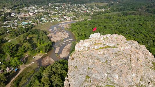 在普里莫斯基地区Kavalerovo德苏岩石上空视频的预览图