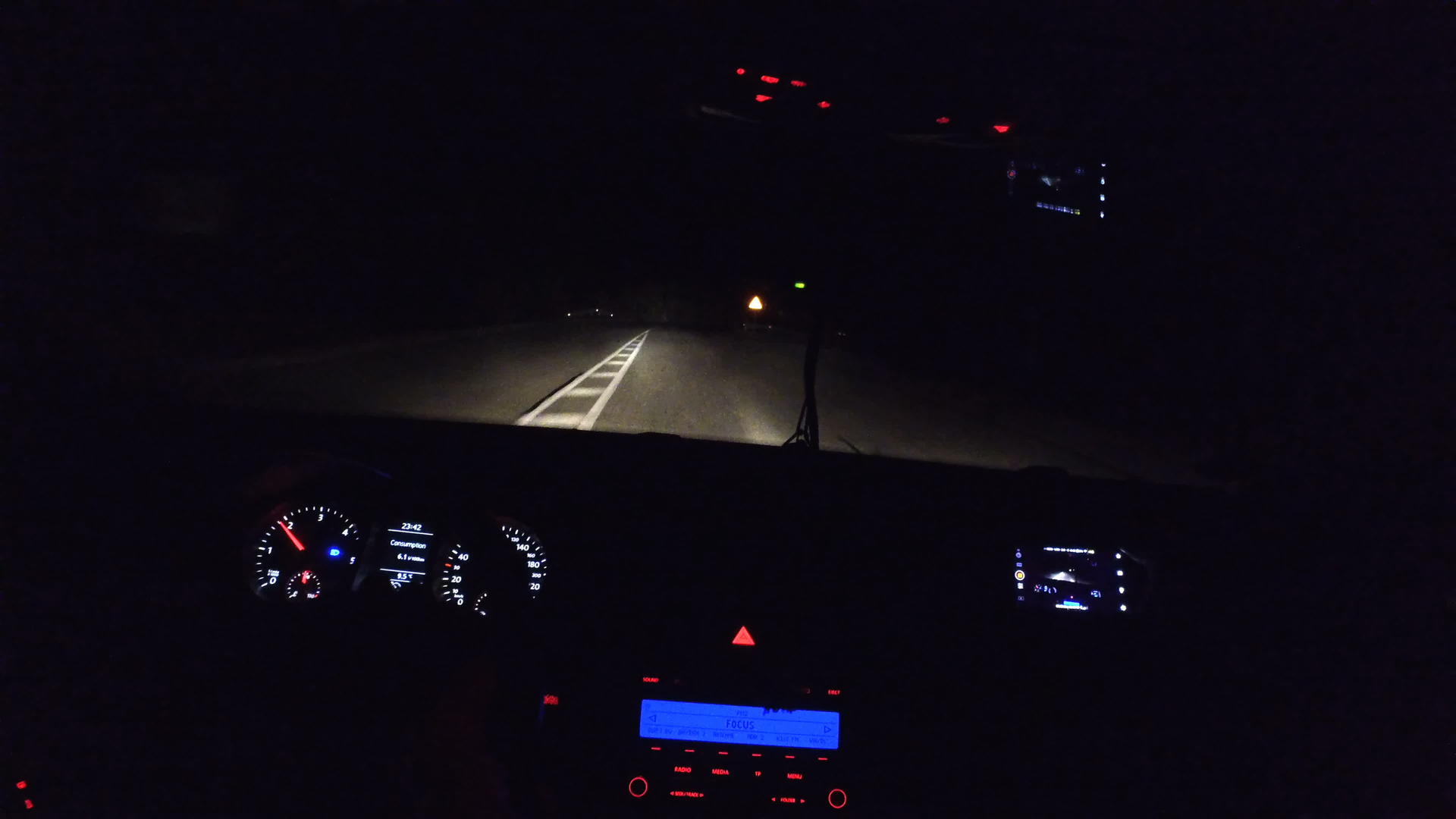 在山区农村道路上驾驶汽车夜间运动车内灯和道路上的汽车视频的预览图