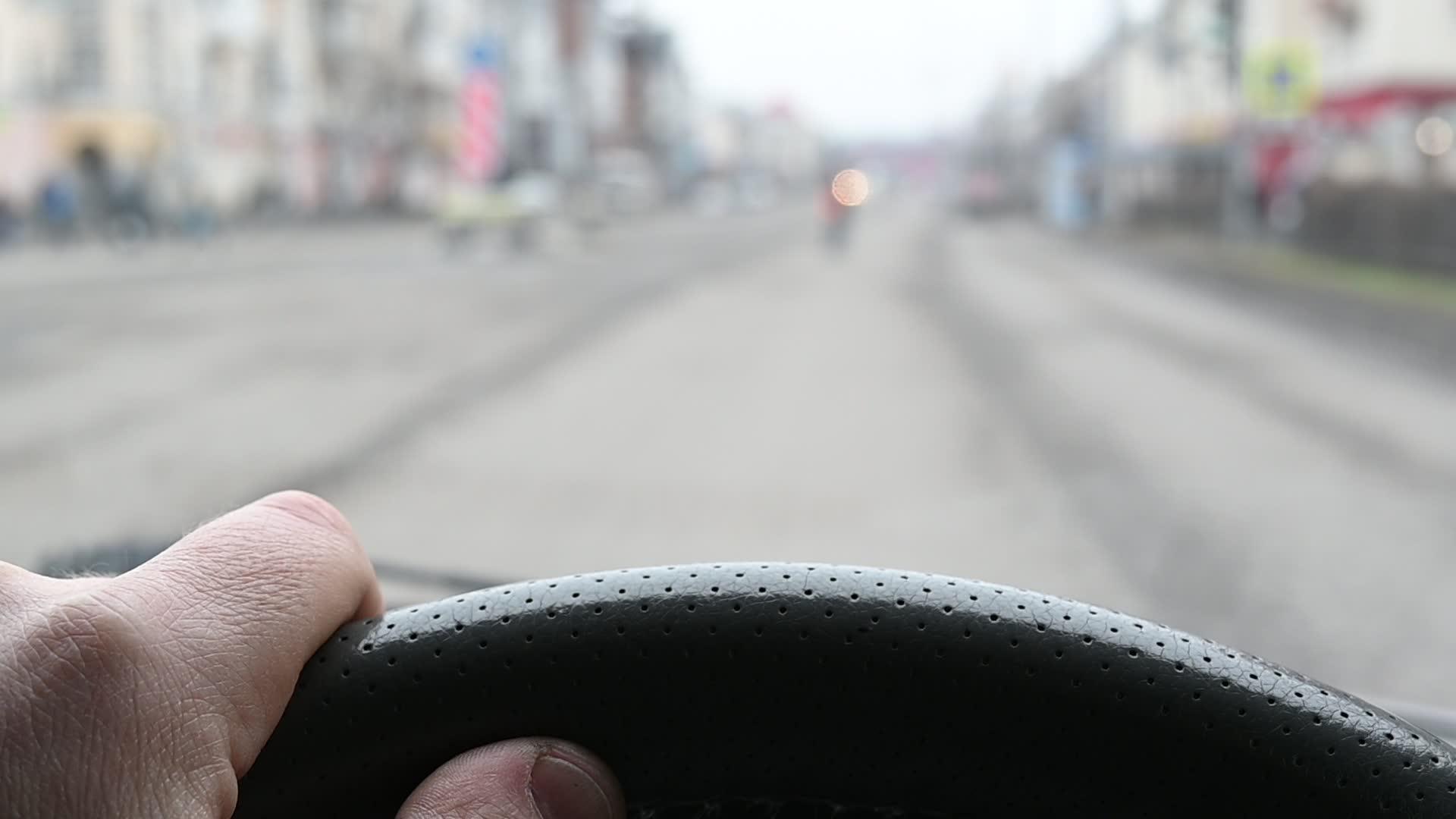 司机手在汽车的方向盘上视频的预览图