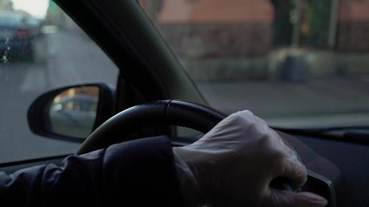 年轻女性开车时戴防护手套很流行视频的预览图