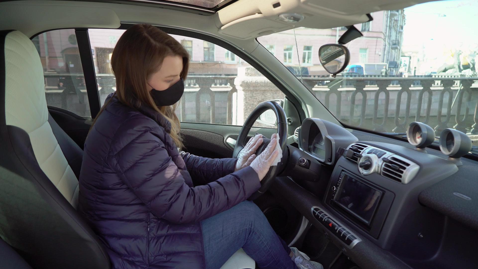 年轻女子用保护手套把车打得干干净净视频的预览图
