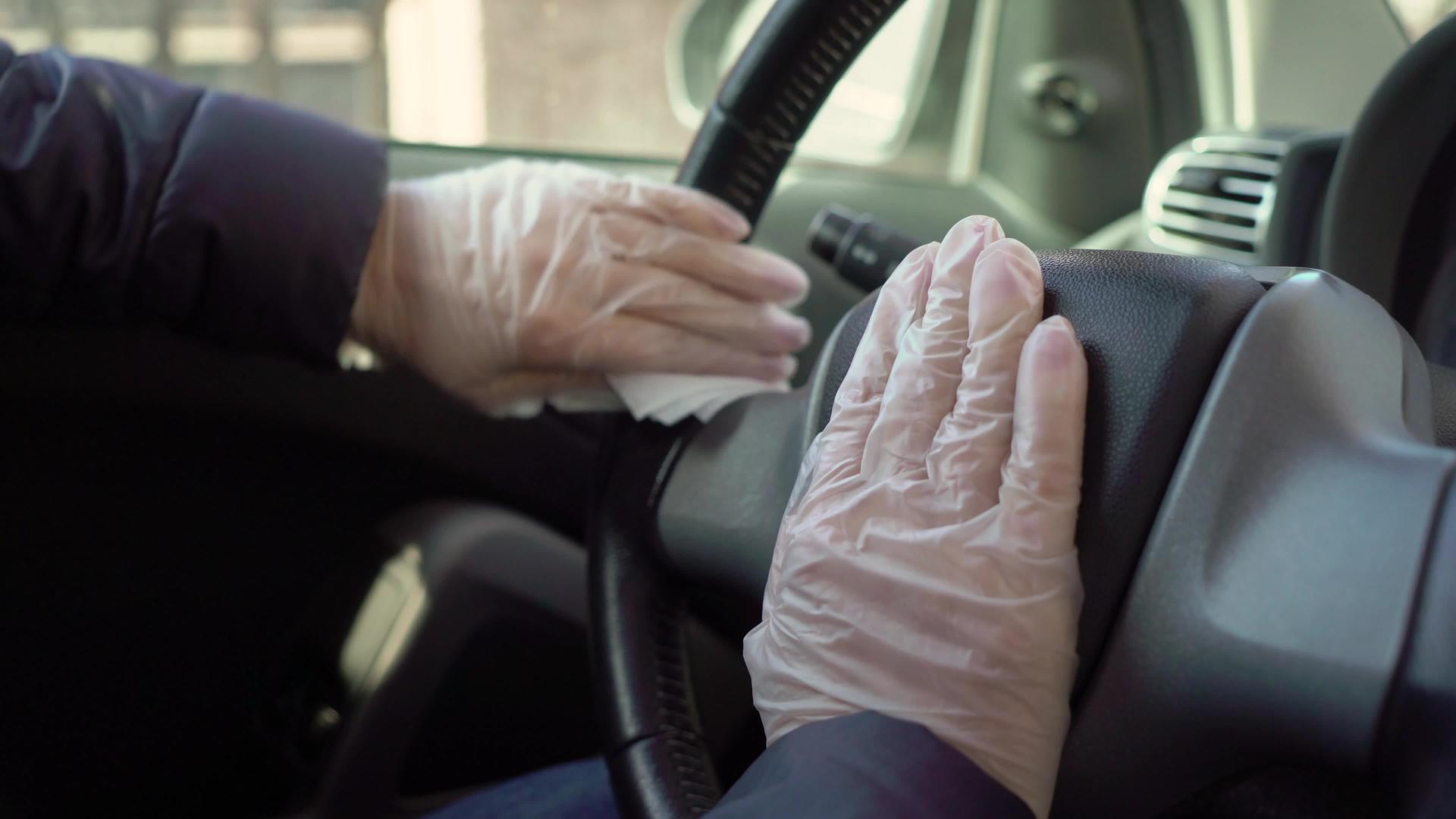 年轻女子用保护手套把车打得干干净净视频的预览图