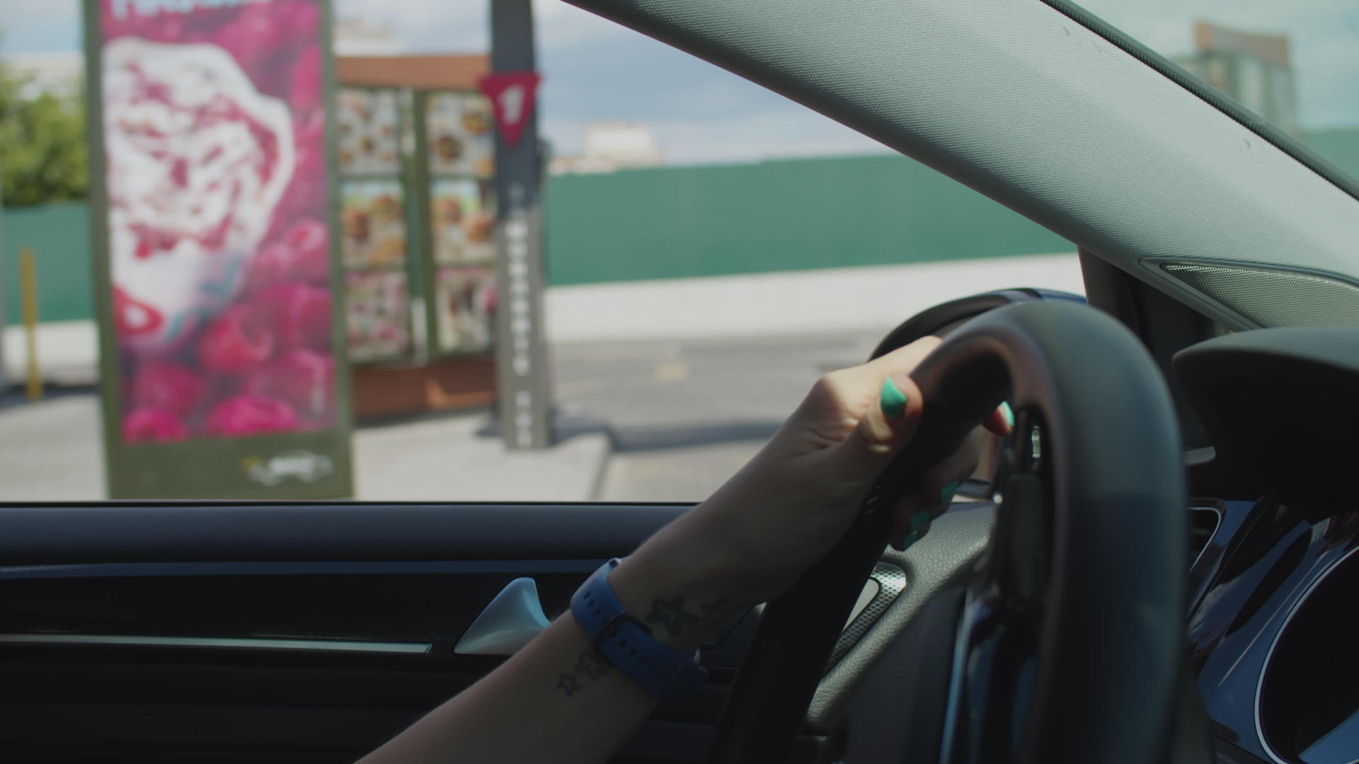 在快餐店开车的女性在户外点餐视频的预览图