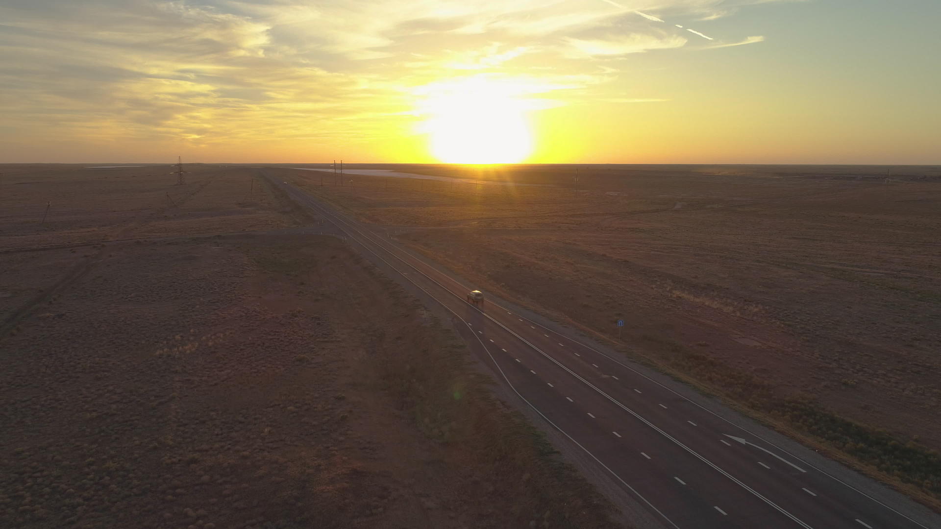 无人驾驶飞机在日落时在空中盘旋视频的预览图