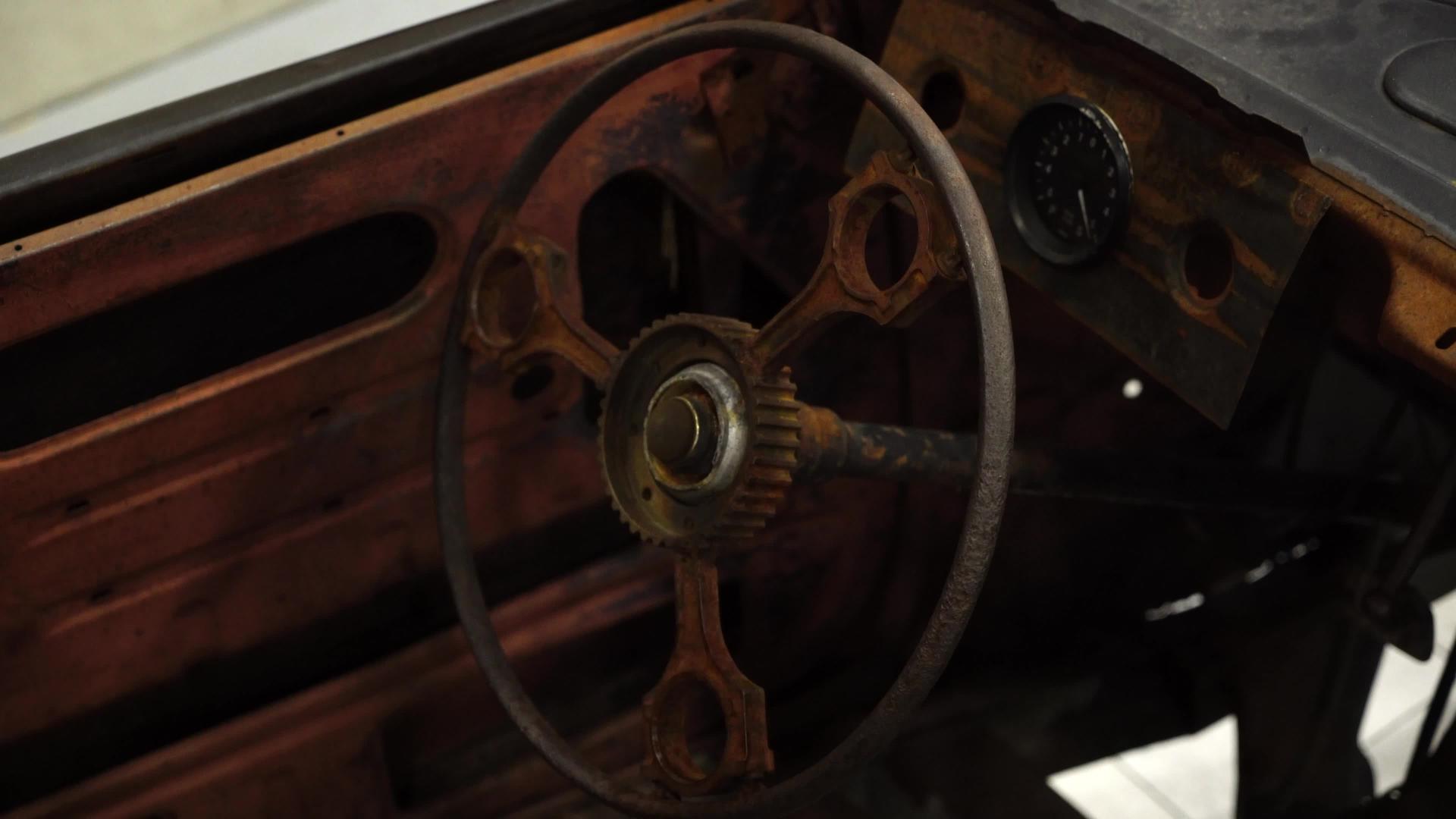 旧的生锈的汽车方向盘和仪表板视频的预览图