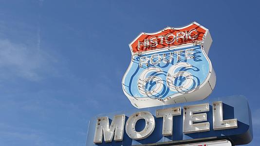 汽车旅馆的复古标志是历史悠久的66号旅游目的地视频的预览图