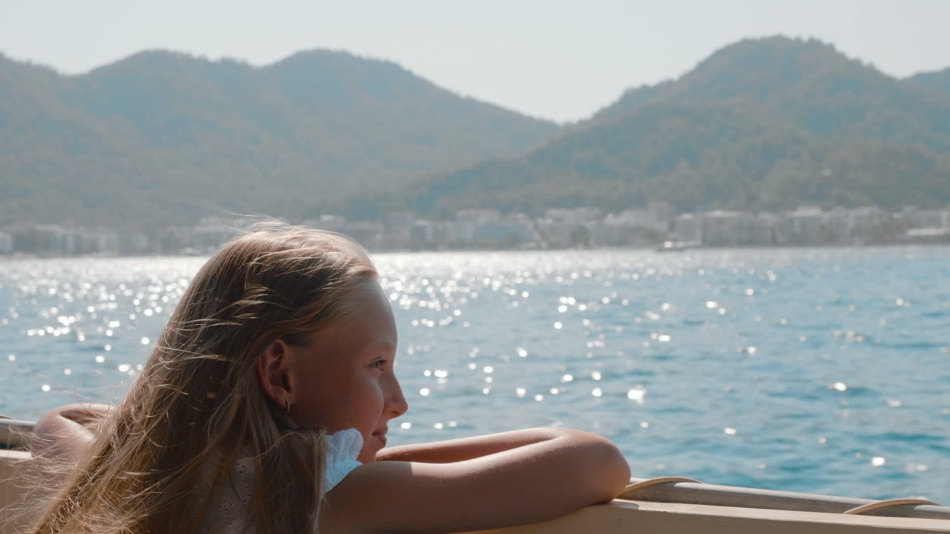 女孩坐在船上看着海上的水视频的预览图
