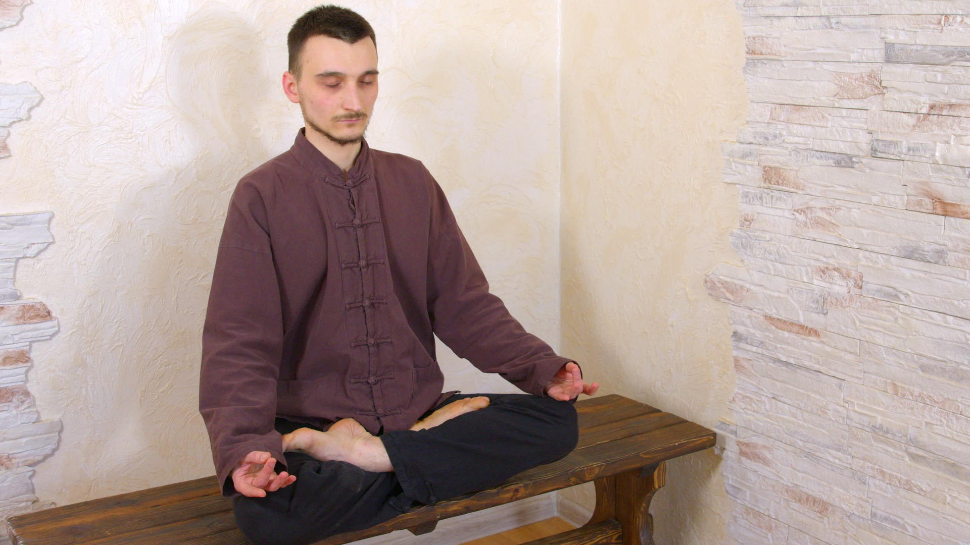 坐在莲花里的瑜伽男子在木凳上练习放松和锻炼视频的预览图
