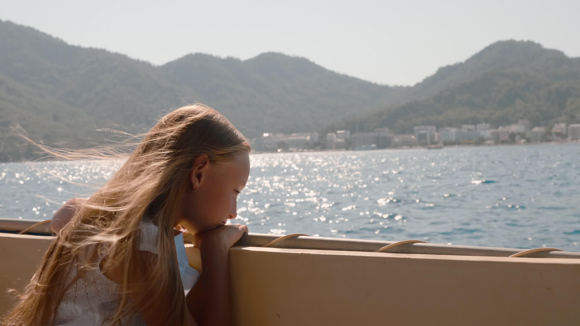 夏天巡航时看海水的沉思女孩旅游女孩在海上散步视频的预览图