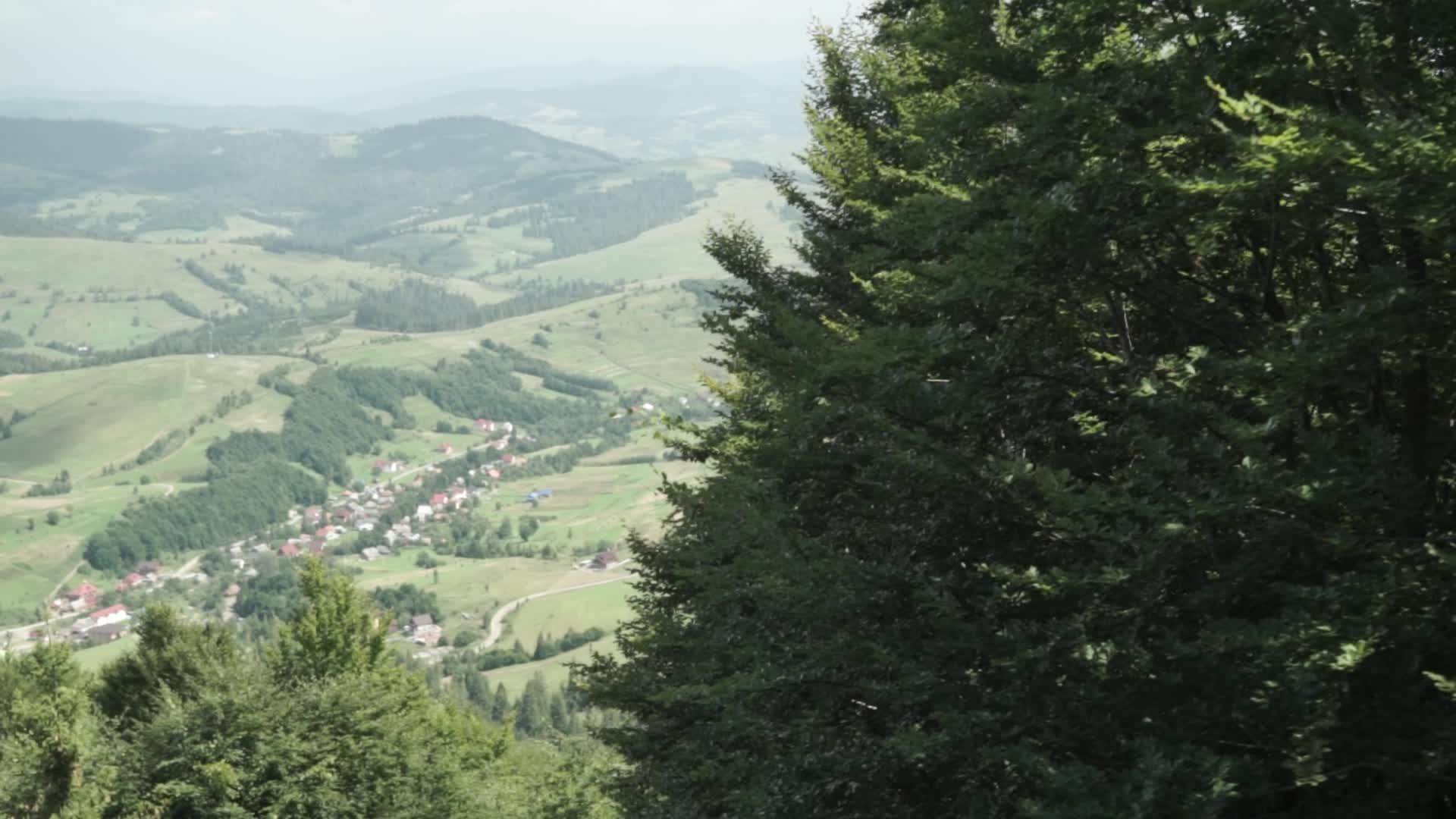 夏天从缆车上可以看到美丽的乌克兰村庄视频的预览图