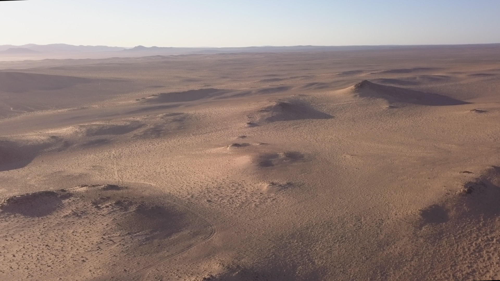 清晨的沙沙沙漠天空中有沙丘视频的预览图