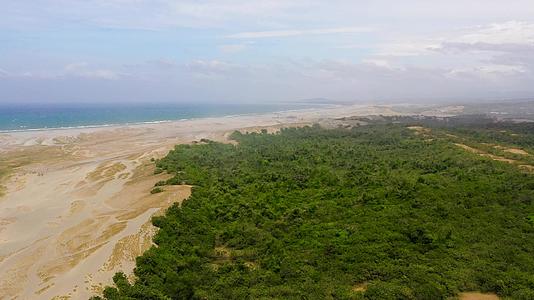 美丽的孤独海滩和沙丘的空中风景沙丘的平原润滑区视频的预览图