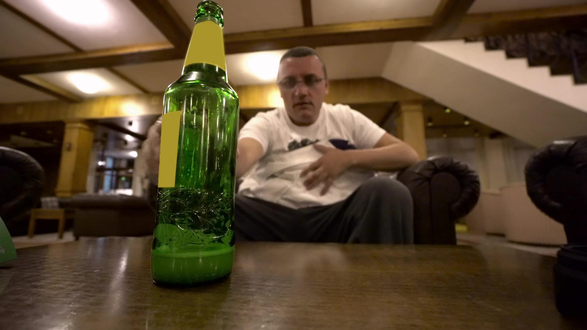 坐在沙发上放松喝啤酒视频的预览图