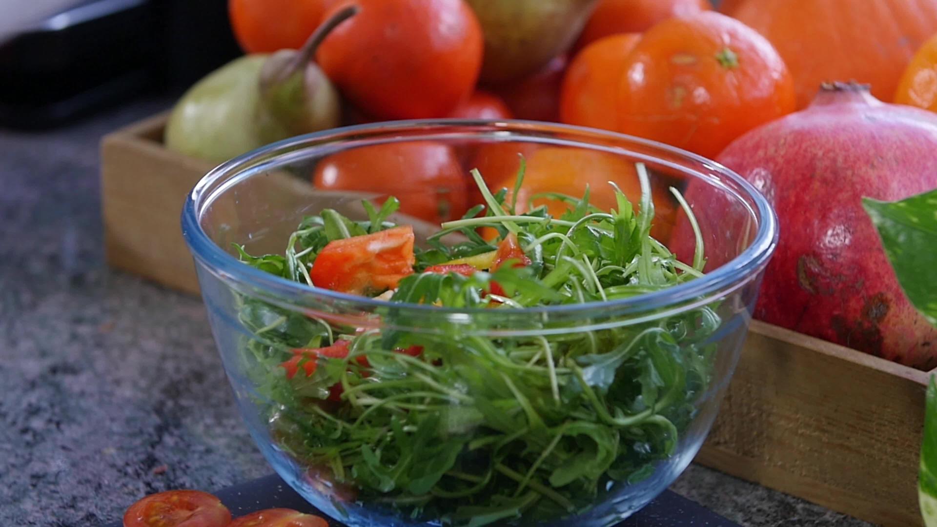 加胡椒的绿色沙拉碗视频的预览图