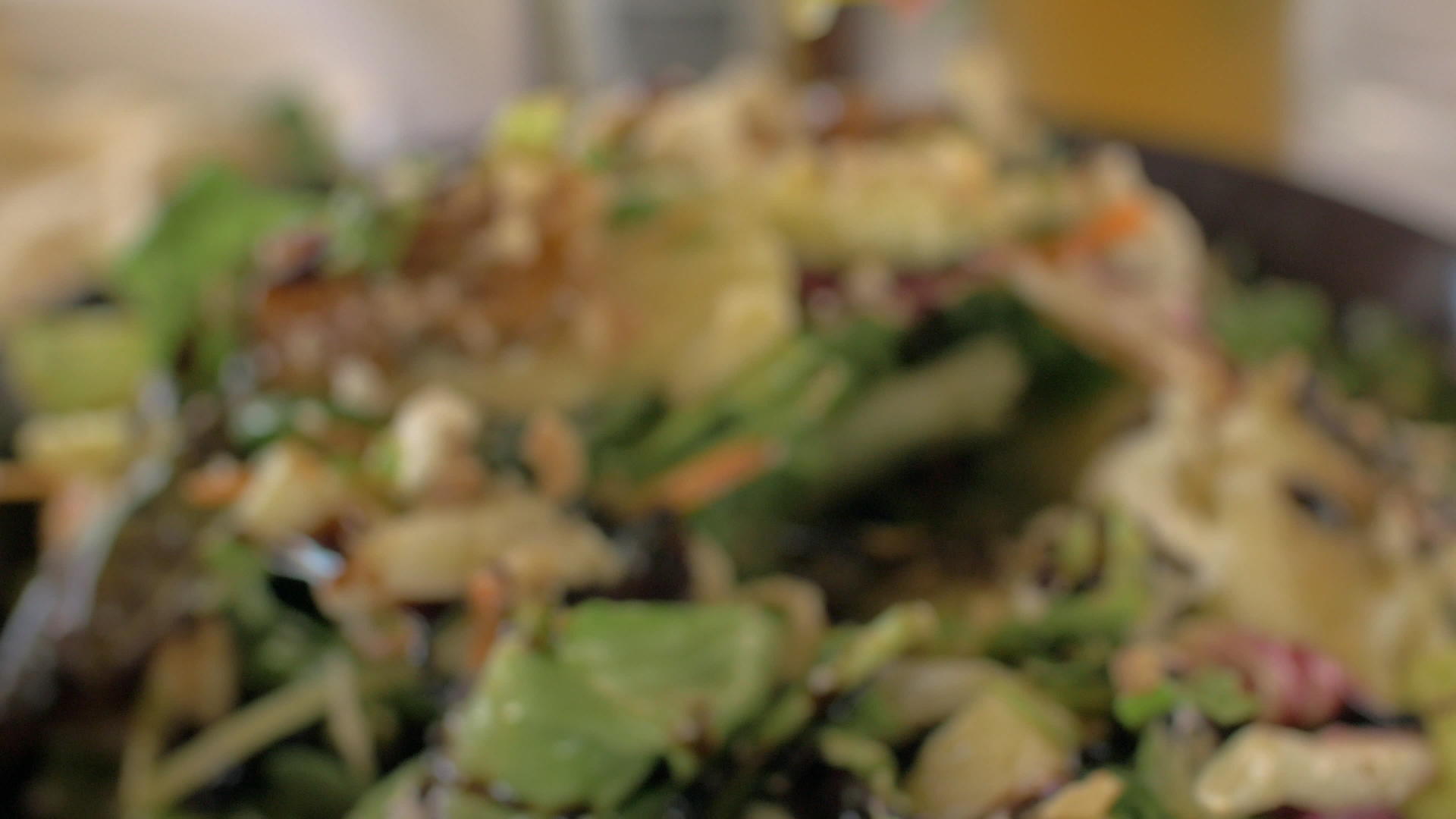食用混合绿色沙拉视频的预览图