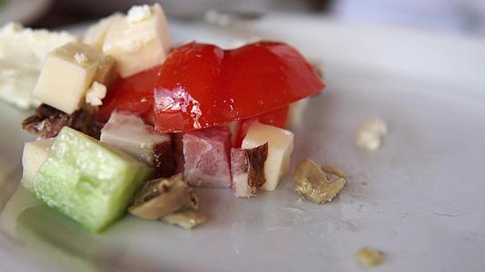 吃新鲜的混合沙拉番茄奶酪火腿和蘑菇视频的预览图