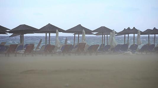 沙尘暴期间的暑假胜地海滩视频的预览图