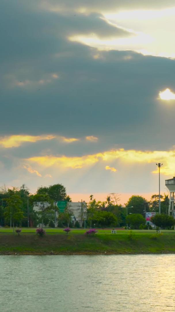 太阳黄昏延迟的泰国热带城市视频的预览图