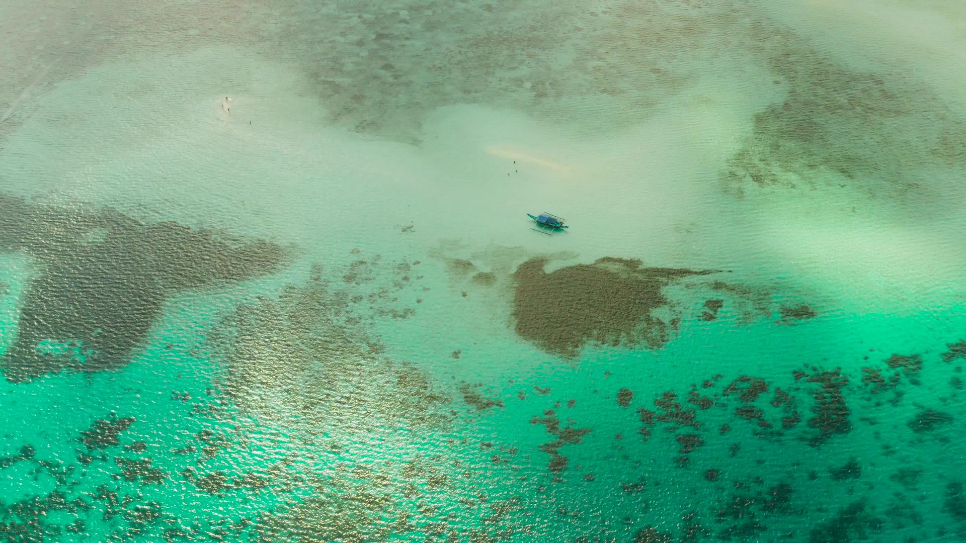 在珊瑚礁上的沙滩巴拉巴克巴勒万菲利平斯视频的预览图