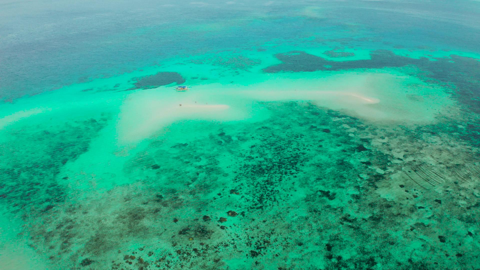 在珊瑚礁上的沙滩巴拉巴克巴勒万菲利平斯视频的预览图