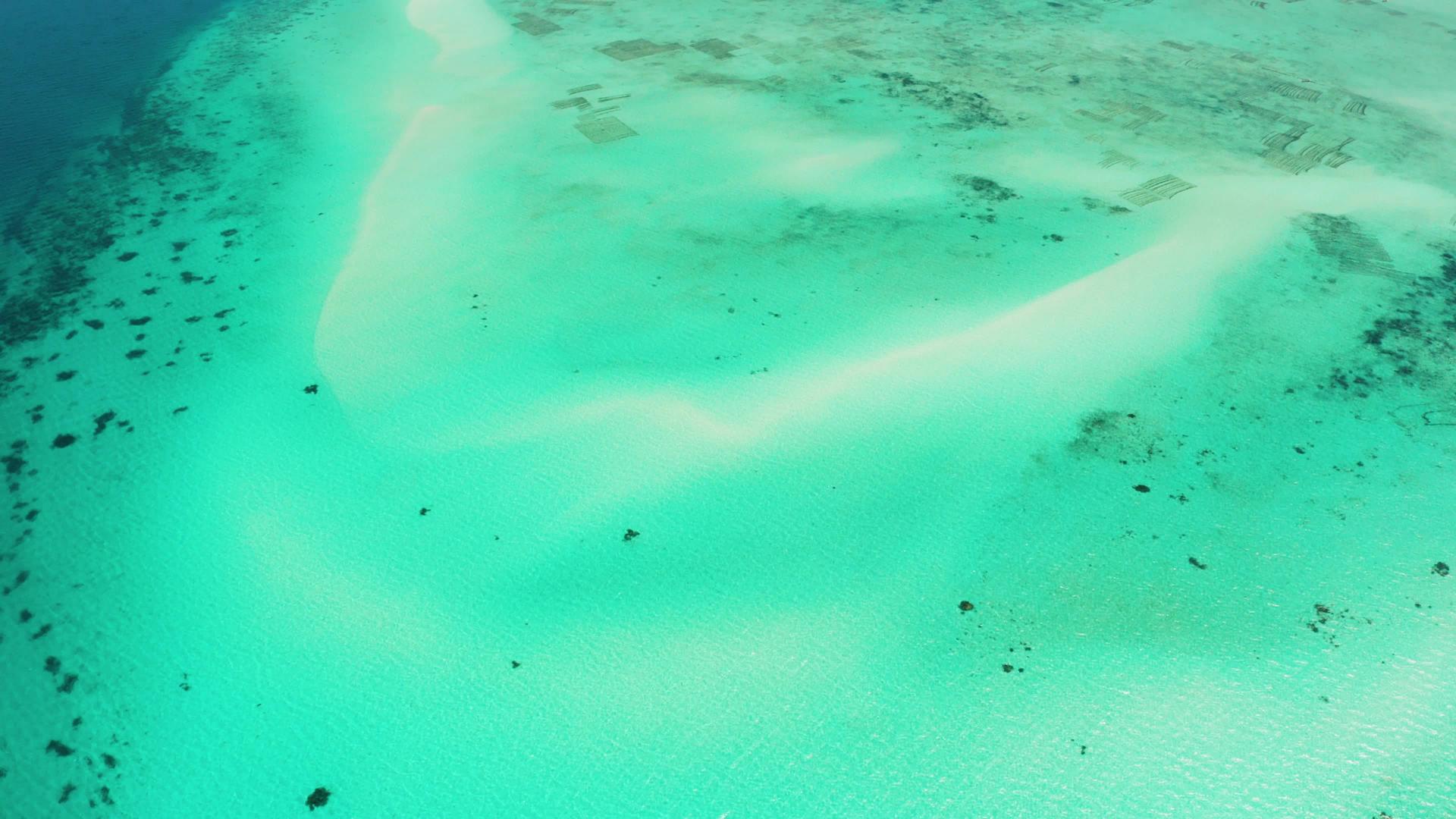 在环礁湖的海滩上有绿色的石头水巴拉巴克帕拉费利平斯视频的预览图