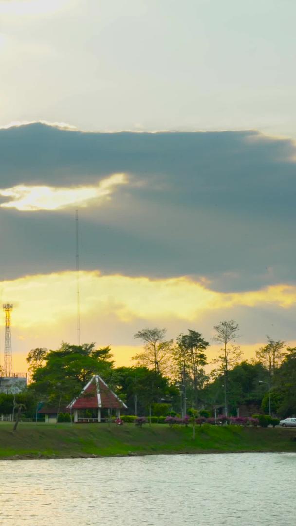 太阳黄昏延迟的泰国热带城市视频的预览图