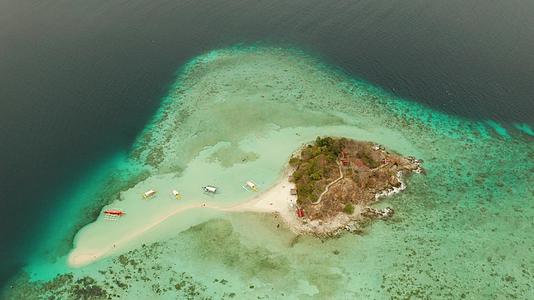 热带岛顶部有白色沙滩视频的预览图
