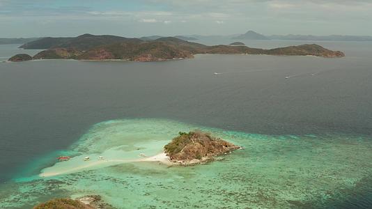 热带岛顶部有白色沙滩视频的预览图