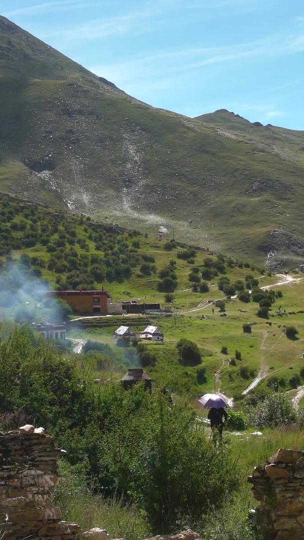 村民们在山里做饭炊烟视频的预览图