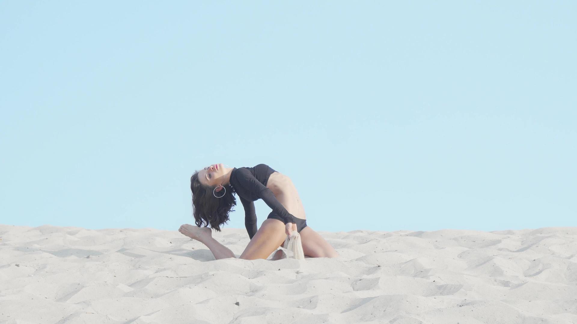 在沙漠户外表演的柔韧女舞者视频的预览图
