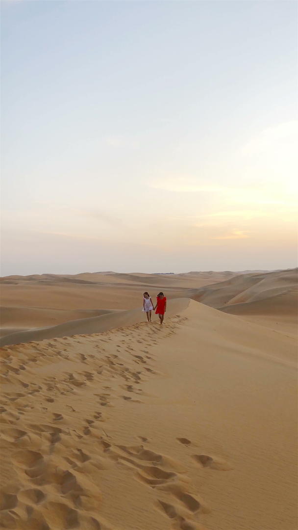 阿拉伯联合酋长国RubalKhali沙漠沙丘里的女孩视频的预览图