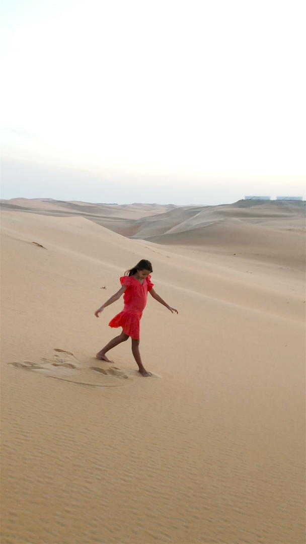 阿拉伯联合酋长国沙漠中的女性沙丘视频的预览图