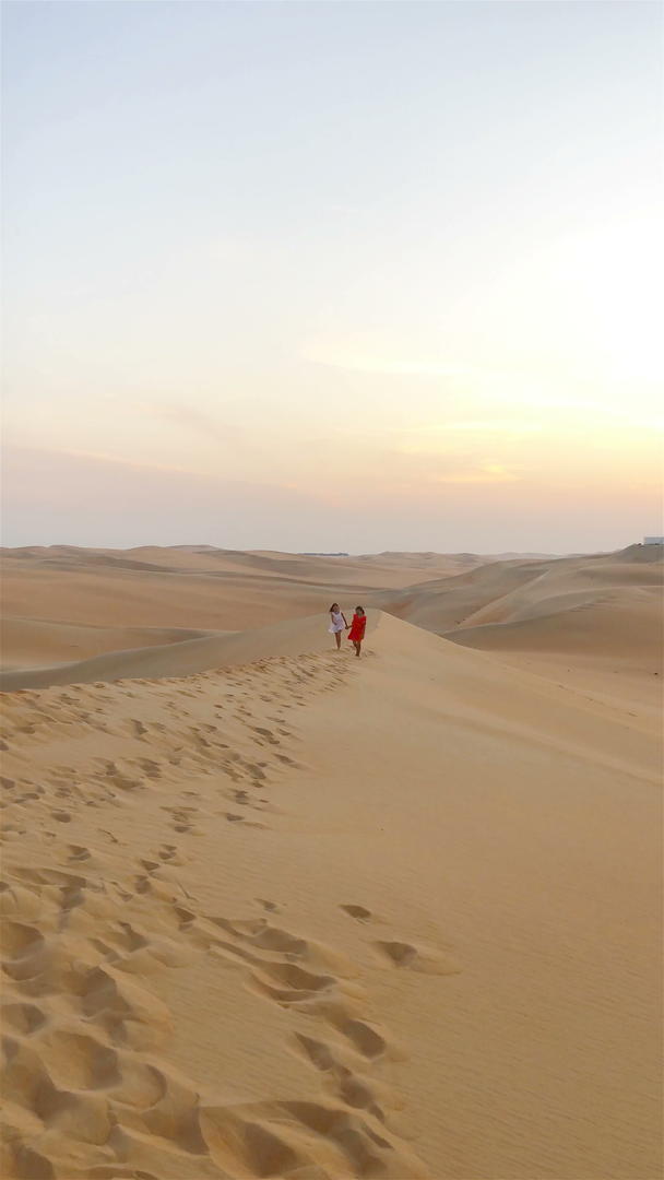 阿拉伯联合酋长国RubalKhali沙漠沙丘里的女孩视频的预览图