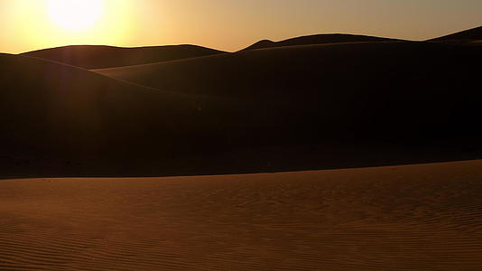 阿拉伯沙漠的红色沙丘视频的预览图