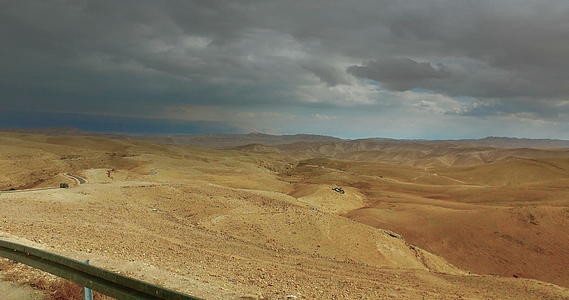 在Israel农村沙漠公路视频的预览图