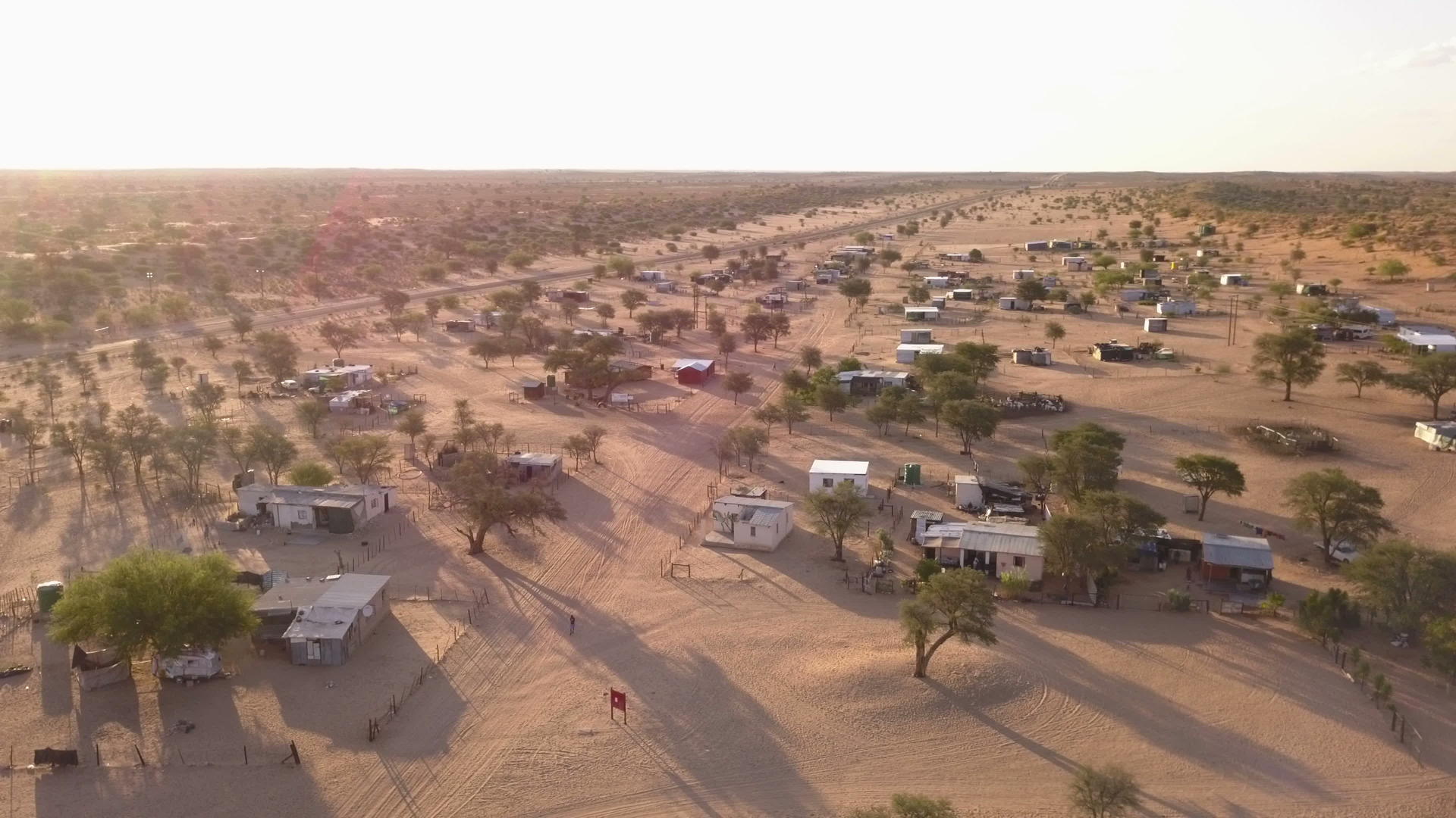 非洲南部沙漠地区的棚屋视频的预览图