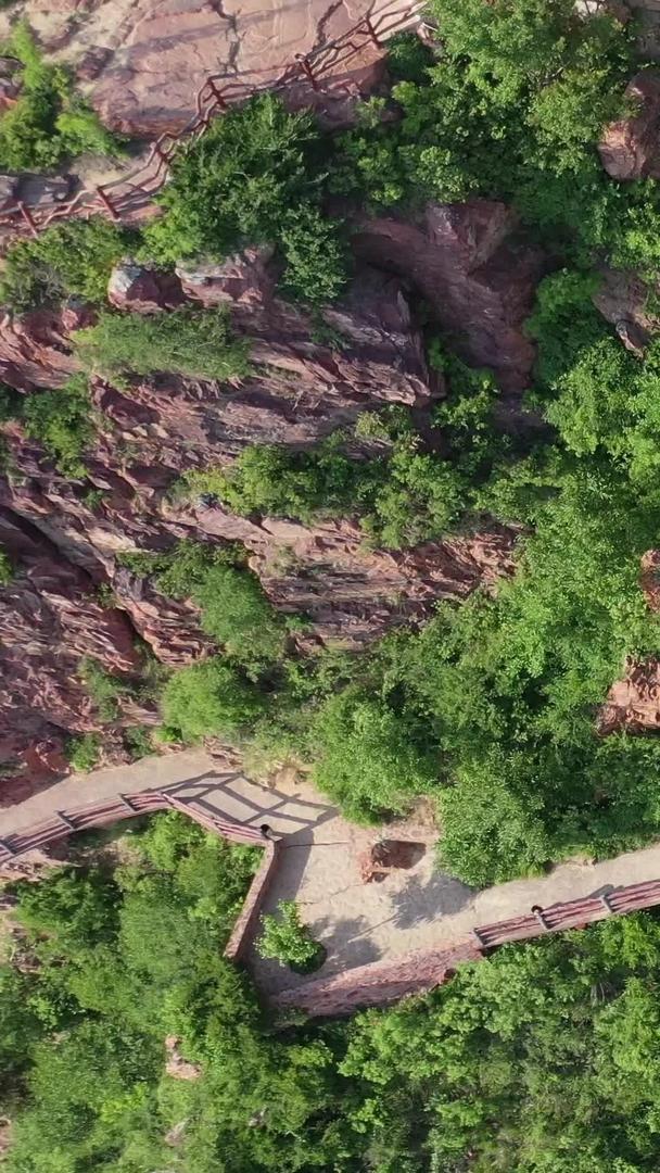 郑州伏羲山悬崖秋千航拍视频视频的预览图