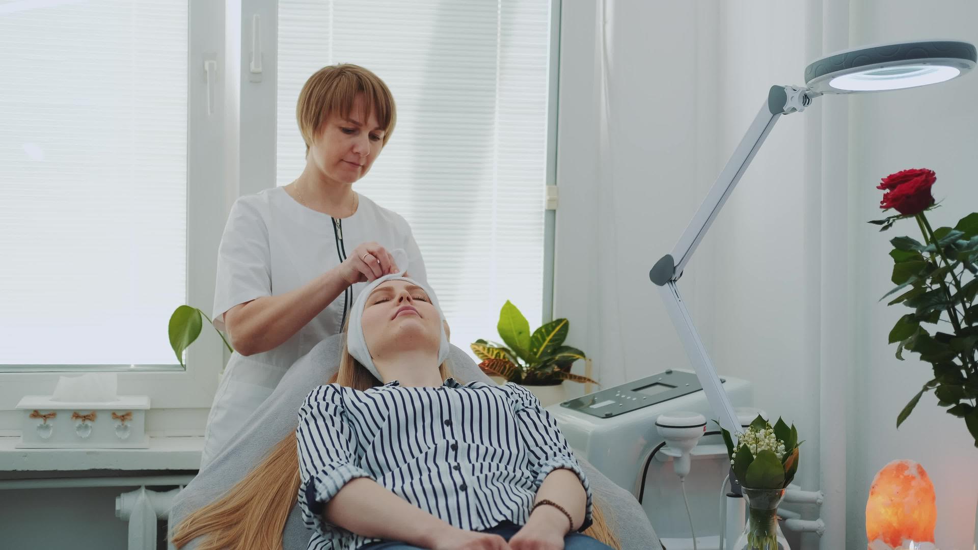 美容师女美容师在美容院做面部清洁视频的预览图