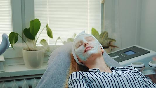 专业面部皮肤护理专业治疗美容沙龙化妆蒸汽机视频的预览图